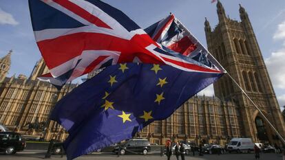 Una bandera brit&aacute;nica y otra de Reino Unido en Londres.