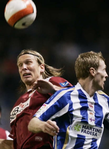 Poulsen disputa un balón aéreo con Wilhelmsson.