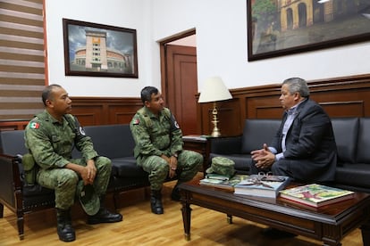 Alejandro Zárate Nava (al centro) con el Secretario General de Gobierno de Aguascalientes, Enrique Moran Faz (d), en julio de 2019.