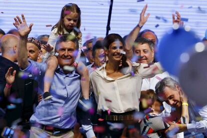 Mauricio Macri, com sua filha Antonia sobre seus ombros e sua esposa, Juliana Awada, celebram sua vitória no segundo turno das eleições da Argentina no último domingo, em Buenos Aires.