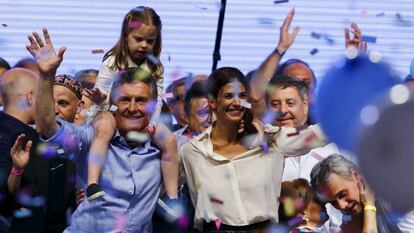 Mauricio Macri, com sua filha Antonia sobre seus ombros e sua esposa, Juliana Awada, celebram sua vitória no segundo turno das eleições da Argentina no último domingo, em Buenos Aires.