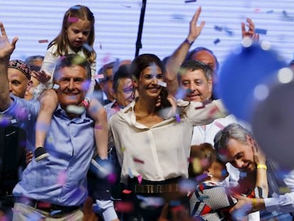 Mauricio Macri, com sua filha Antonia sobre seus ombros e sua esposa, Juliana Awada, celebram sua vitória no segundo turno das eleições da Argentina no último domingo, em Buenos Aires.