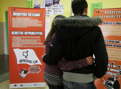 Alumnos del instituto de Santa Comba frente a la exposición didáctica <i>Educación erótica, afectividade e autoestima</i>.