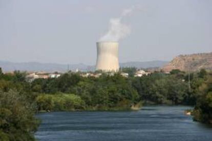 Vista de la torre de refrigeración de la central nuclear de Ascó I. EFE/Archivo