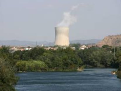 Vista de la torre de refrigeración de la central nuclear de Ascó I. EFE/Archivo