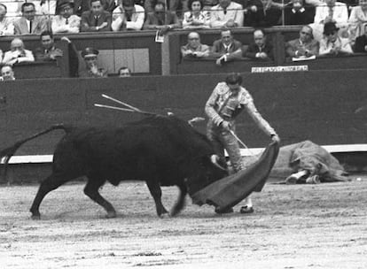 Manolete se ayuda del estoque para torear al natural en la Corrida de la Prensa de 1944.