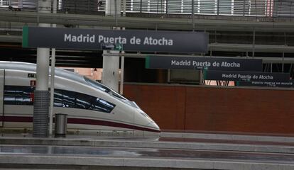 Un tren de alta velocidad en la estación de Atocha de Madrid