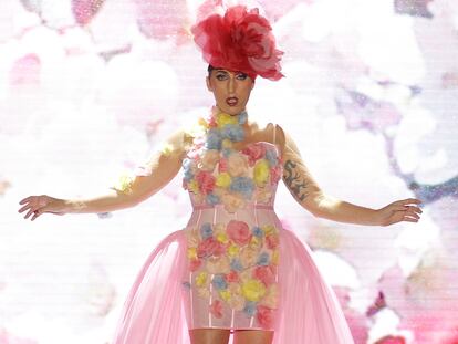 Rossy de Palma inaugura la Semana de la Moda de Madrid desfilando para Andrés Sardá