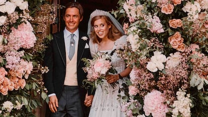 Beatriz de York y Edoardo Mapelli Mozzi tras su boda, celebrada en la capilla de Todos los Santos, en Windsor, el 17 de julio de 2020.