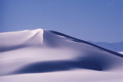 White Sands (New Mexico, United States). The largest gypsum sand dune fields in the world are located in south-central New Mexico: they cover an area of almost 275 square miles, and many of the dunes are more than 18 meters high. "They were a mythical place for Indians seeking visions in the southwestern United States and northern Mexico. They attract visitors from far away," says Gray, who claims that hundreds of UFOs have been observed in these fields over the past 50 years, although park officials, and the U.S. government itself, categorically deny this.