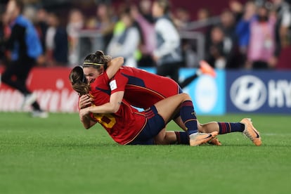 Las jugadoras españolas Mariona Caldentey y Aitana Bonmati celebran la victoria frente a Inglaterra.