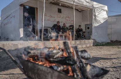 Las familias yazidíes que huyeron se Sinjar llevan años viviendo en tiendas de campaña desgastadas por el clima sin acceso adecuado a alimentos, agua, electricidad, educación u oportunidades de trabajo.