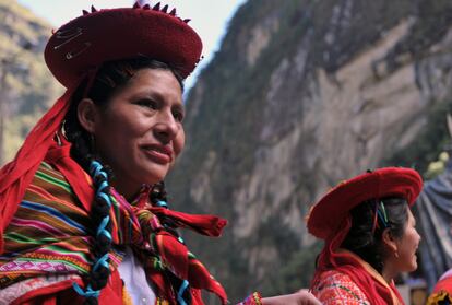 Machu Picchu significa Montaña Vieja, en quechua. Con sus cerca de 800.000 visitantes en 2010, supone el 70% de los ingresos turísticos del Perú. "Uno puede que no se conozca Perú, pero siempre habla de Machu Picchu como uno de los puntos más importantes de Suramérica", opinó el director del Parque Arqueológico de Machu Picchu, Fernando Astete.