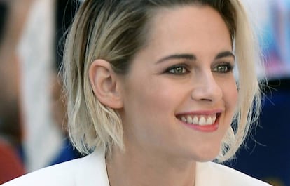 Kristen Stewart chega a um programa de televisão em Nova York.