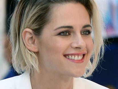 Kristen Stewart chega a um programa de televisão em Nova York.