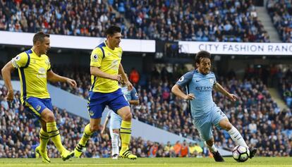 David Silba controla el bal&oacute;n ante  Barry, Jagielka y Cleverley.
 