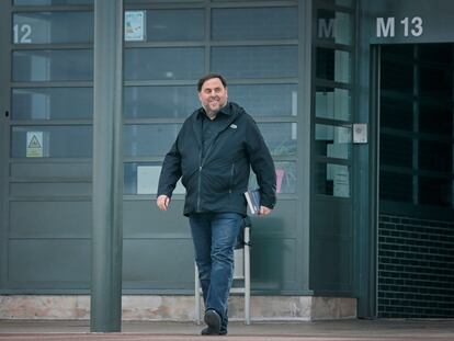 GRAFCAT2232. SANT JOAN DE VILATORRADA (BARCELONA), 03/03/2020.- El exvicepresidente de la Generalitat Oriol Junqueras, condenado a 13 años de cárcel por sedición, ha salido este martes por primera vez de prisión para ejercer de docente en la Universidad de Vic, después de que la cárcel de Lledoners le autorizara a abandonar la prisión tres veces por semana para trabajar. EFE/Susanna Sáez