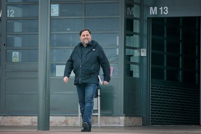 GRAFCAT2232. SANT JOAN DE VILATORRADA (BARCELONA), 03/03/2020.- El exvicepresidente de la Generalitat Oriol Junqueras, condenado a 13 años de cárcel por sedición, ha salido este martes por primera vez de prisión para ejercer de docente en la Universidad de Vic, después de que la cárcel de Lledoners le autorizara a abandonar la prisión tres veces por semana para trabajar. EFE/Susanna Sáez