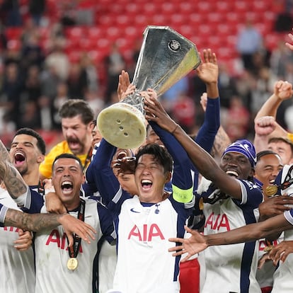 21 May 2025, Spain, Bilbao: Tottenham Hotspur's Son Heung-Min lifts the trophy with team-mates following the UEFA Europa League final soccer match between Tottenham Hotspur and Manchester United at the Estadio de San Mames. Photo: Adam Davy/PA Wire/dpa
21/05/2025 ONLY FOR USE IN SPAIN