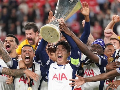21 May 2025, Spain, Bilbao: Tottenham Hotspur's Son Heung-Min lifts the trophy with team-mates following the UEFA Europa League final soccer match between Tottenham Hotspur and Manchester United at the Estadio de San Mames. Photo: Adam Davy/PA Wire/dpa
21/05/2025 ONLY FOR USE IN SPAIN