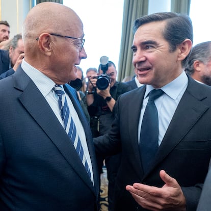 El presidente del Banco Sabadell, Josep Oliu, a la izquierda, y del BBVA, Carlos Torres.
