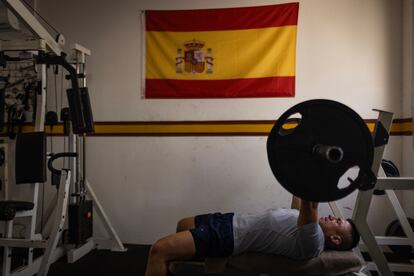 Un soldado español entrena en el gimnasio de la posición 4-28. Diego Ibarra Sánchez para el PAÍS