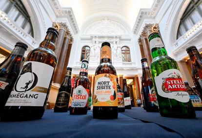 Botellas de cerveza que se exhiben en el museo que acoge el renovado Palacio de la Bolsa de Bruselas.