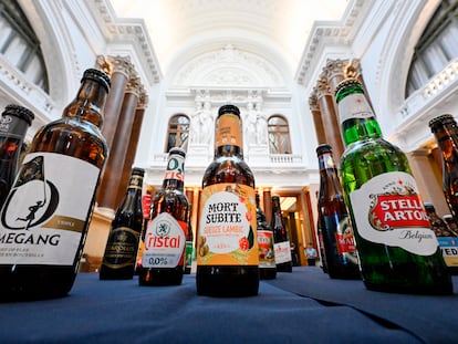 Botellas de cerveza que se exhiben en el museo que acoge el renovado Palacio de la Bolsa de Bruselas.