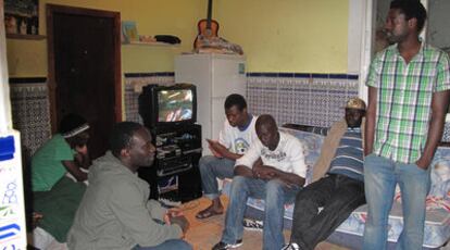 Inmigrantes senegaleses en su <i>piso patera</i> de Lavapiés.