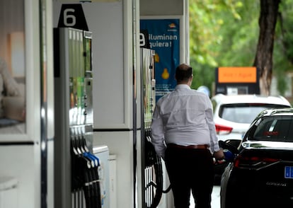 Un hombre echa gasolina a su coche en una estación de servicio de Madrid