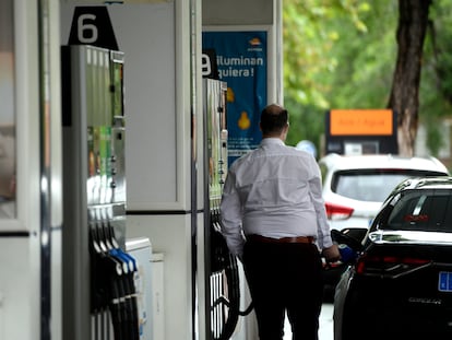 Un hombre echa gasolina a su coche en una estación de servicio de Madrid