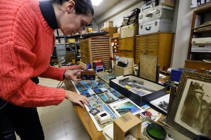 Alelí Mirelman Karger, directora de proyectos de Casa Planas, revisando postales de Josep Planas i Montanyà, uno de los pioneros de la fotografía en Mallorca. 