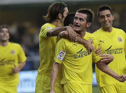 Los jugadores del Villarreal felicitan a Llorente tras un gol.