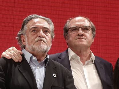 Los candidatos del PSOE al Ayuntamiento y la Comunidad, Pepu Hernández y Ángel Gabilondo, tras conocer los resultados del 26M. 