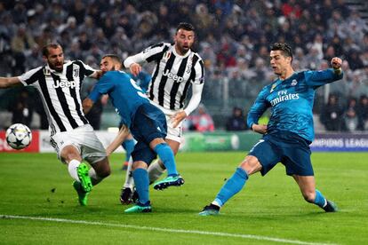 El jugador del Real Madrid, Cristiano Ronaldo, marca el primer gol del partido.