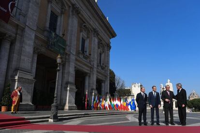 De izquierda a derecha: el primer ministro de Malta, Joseph Muscat; el presidente del Consejo Europeo, Donald Tusk; el presidente de la Unión Europea, Jean-Claude Juncker, y el primer ministro de Italia, Paolo Gentiloni, esperan en el exterior del Palacio de los Conservadores de Roma.