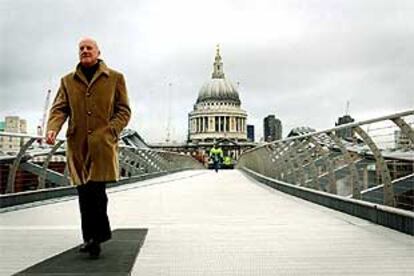 El arquitecto Norman Foster pasea, ayer, por el reinaugurado Puente del Milenio, en Londres.