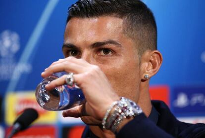 Detalle de las joyas que Cristiano Ronaldo se encargó de mostrar durante la rueda de prensa del pasado lunes en Inglaterra.