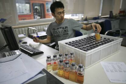 Un trabajador en el laboratorio antidopaje de Pek&iacute;n 2008.