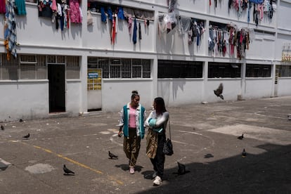 Dos mujeres privadas de su libertad en el patio de la cárcel El Buen Pastor, en febrero de 2024, en Bogotá.