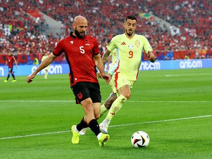 Joselu ante Arlind Ajeti, en el partido entre España y Albania.