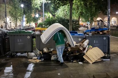 Contenedores de basura llenos en la plaza Vicenç Martorell.