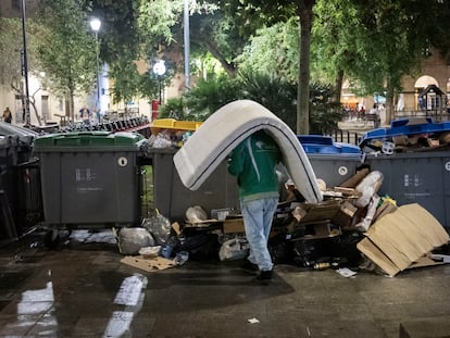 Contenedores de basura llenos en la plaza Vicenç Martorell.