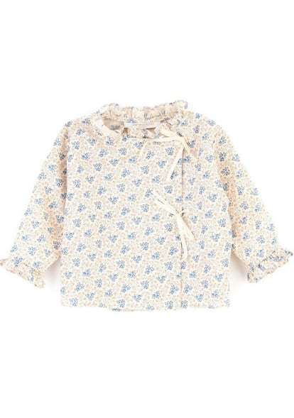 Esta delicada blusa con estampado Liberty en tonos azules es perfecta para presentar a la pequeña a los amigos y familia que no hayan podido ir a verla al hospital. Es de Caramel Baby & Chil y la podéis encontrar en Smallable por 79 euros (aprox.). 