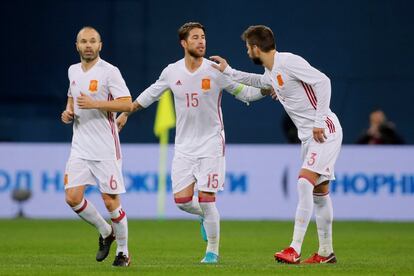 El jugador de la selección Sergio Ramos celebra el segundo gol del combinado español junto a sus compañeros Gerard Piqué y Andrés Iniesta.