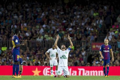 Alan Ruschel, capitão da Chape, faz um gesto de agradecimento ao deixar o Camp Nou: o lateral, que sobreviveu à tragédia com o avião da Chapecoense, voltou aos campos neste amistoso.