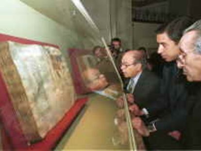 B S/N - (31.3.2000) - Color - Recibido por e-mail - Jordi Pujol y Eduardo Zaplana, Pte. Generalitat Valenciana, inauguran una exposición en Tortosa, Tarragona - Foto : Josep Lluis Sellart -