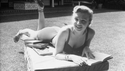 La actriz Marilyn Monroe leyendo.