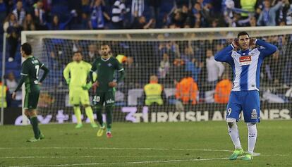 Reyes celebra el gol del triunfo ante la afici&oacute;n del Betis. 