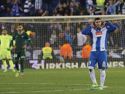 Reyes celebra el gol del triunfo ante la afici&oacute;n del Betis. 